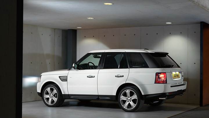 Side Pose Of 2010 Range Rover Sport In White